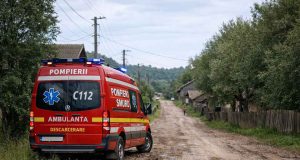 Un bărbat (72) a fost prins sub un utilaj agricol