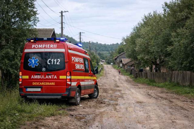 Un bărbat (72) a fost prins sub un utilaj agricol
