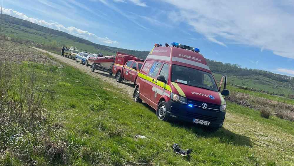 cadavrului unui bărbat în albia râului