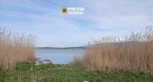 cadavrului unui bărbat în albia râului