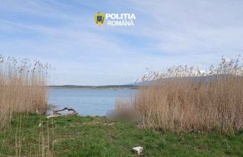 cadavrului unui bărbat în albia râului