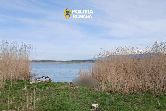 cadavrului unui bărbat în albia râului