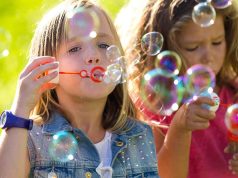 Beneficiile dezvoltării prin joaca în aer liber și organizarea activităților de grup cu jucării și baloane