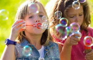 Beneficiile dezvoltării prin joaca în aer liber și organizarea activităților de grup cu jucării și baloane