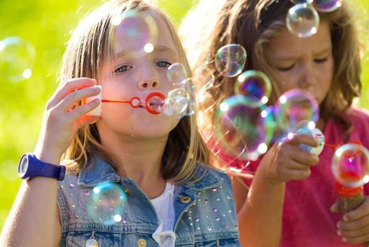 Beneficiile dezvoltării prin joaca în aer liber și organizarea activităților de grup cu jucării și baloane