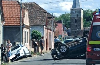Accident la Moșna | A lovit un autoturism parcat și s-a răsturnat | Foto