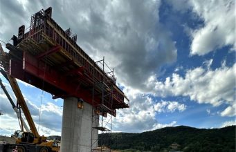 Accident de muncă | Un bărbat a căzut de la circa 10 metri înălțime | VIDEO