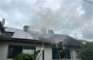 Incendiu la acoperișul unei case de locuit | Foto