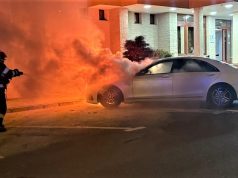 Un autoturism parcat a luat foc din cauza unui scurtcircuit la motor | Foto