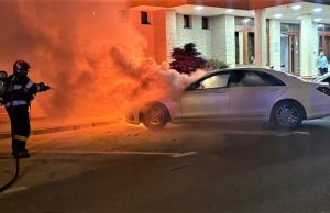 Un autoturism parcat a luat foc din cauza unui scurtcircuit la motor | Foto