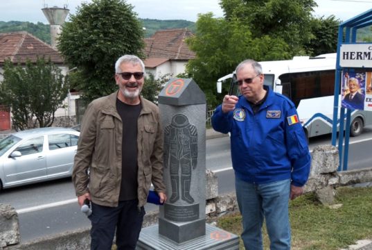 A fost dezvelită la Mediaș borna Via Transilvanica dedicată lui Dumitru Prunariu și Hermann Oberth | VIDEO