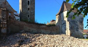 O porțiune din zidul de incintă al Bisericii Fortificate din Moșna s-a prăbușit | Reacția autorităților