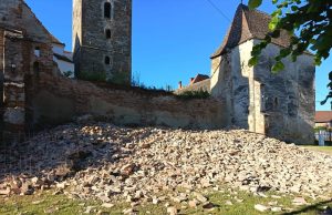 O porțiune din zidul de incintă al Bisericii Fortificate din Moșna s-a prăbușit | Reacția autorităților