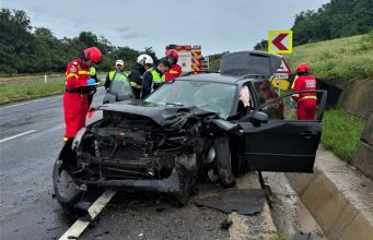 Autoaccident | Șofer rănit după ce a ieșit cu mașina în afara părții carosabile | Foto