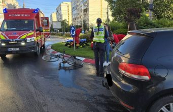 Biciclist acroșat într-un sens giratoriu de o șoferiță care nu i-a acordat prioritate | Foto