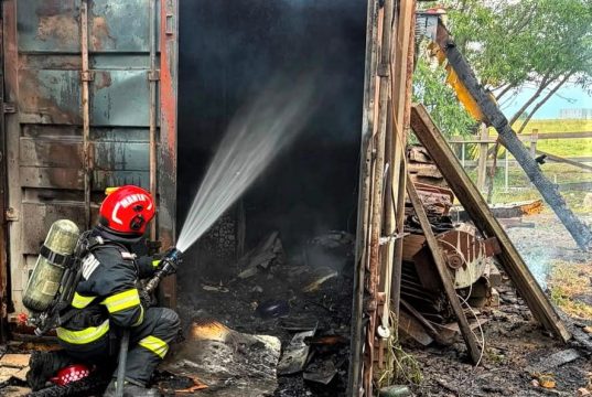 Incendiu la un container transformat în anexă | Bărbat de 52 ani transportat la spital | Foto